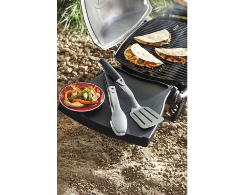 Scène de barbecue avec tacos, pince de barbecue et spatule à crêpes sur une table de barbecue