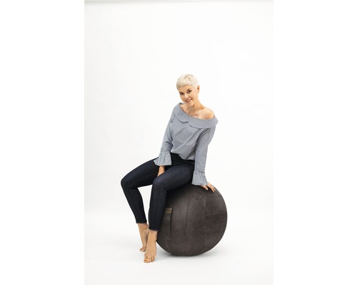 Femme assise sur un ballon de gymnastique pour le fitness