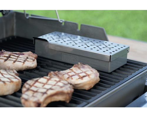 Weber Logo Rauchbox mit Schweinekoteletts auf einem Grillrost