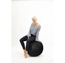 Frau sitzt auf einem Gymnastikball zur Verwendung im Büro