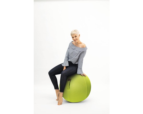Femme assise sur un ballon de gymnastique