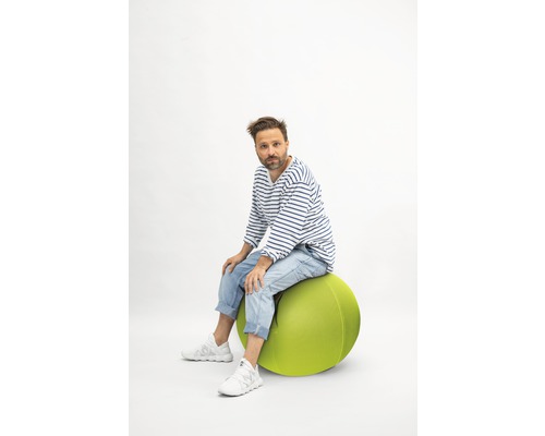 Homme assis sur un ballon de gymnastique