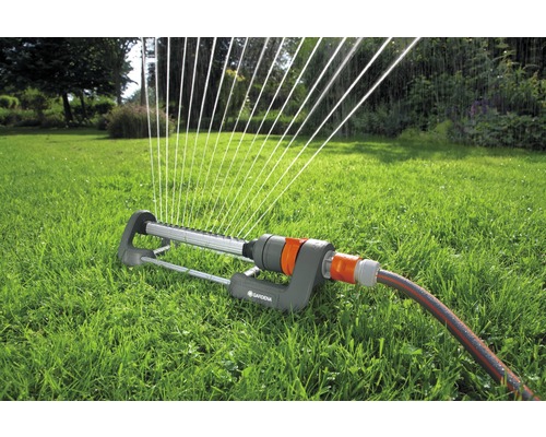 Rasensprenger beim Bewässern einer Rasenfläche