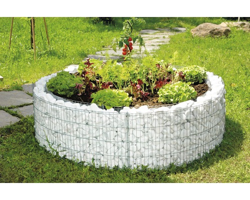 Rondes Hochbeet aus Gabionen mat wäisser Steefüllung am Gaart