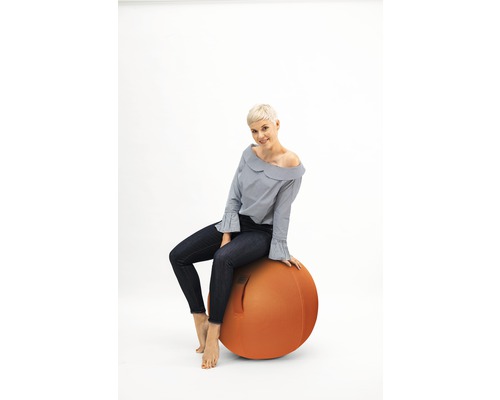 Femme assise sur un ballon de gymnastique