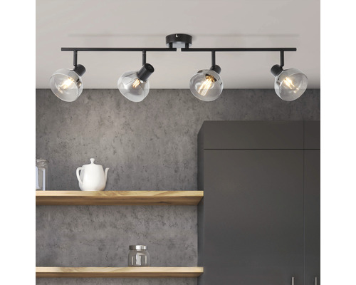 Deckenleuchte mit vier Strahlern und klaren Glasschirmen über Regalen und einem Küchenschrank