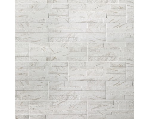 Revêtement mural aspect pierre avec éléments rectangulaires.