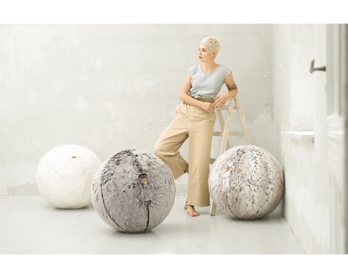 Scène avec une femme appuyée contre une échelle et trois poufs ronds en blanc et gris