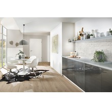 Salon lumineux avec table à manger, chaises, comptoir de cuisine et décoration murale