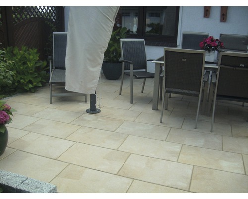 Terrasse mit Gartentisch, Stühlen und Sonnenschirm