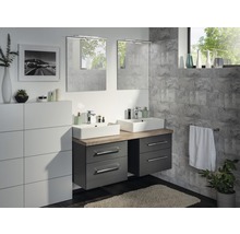 Modernes Badezimmer mit Doppelwaschbecken, Spiegeln und grauen Fliesen