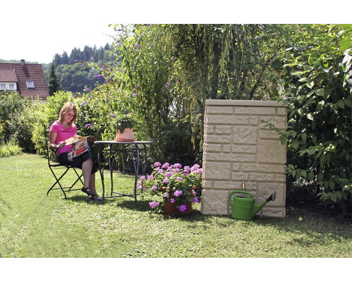 Gartenszene mit Regentonne, Gartentisch, Stuhl und Frau