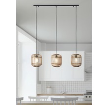Suspension avec trois abat-jour en bois dans une cuisine.