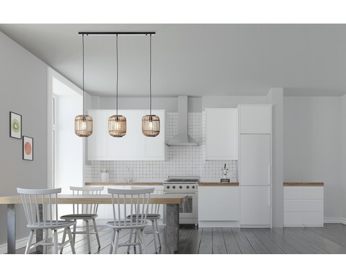 Esszimmer mit Esstisch, Stühlen und Hängelampe aus Rattan über dem Tisch