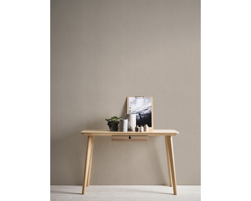 Table en bois avec décoration, comprenant une plante, un cadre photo et des vases en céramique