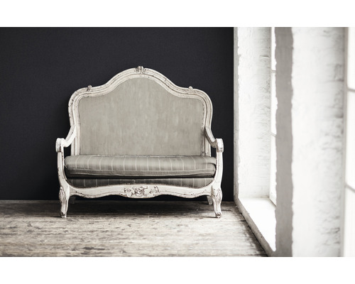 Dekoratives Sofa mit geschwungenem Rahmen und gepolstertem Sitzbereich