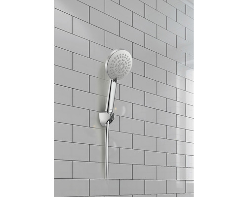 Douchette à main sur un mur avec des carreaux rectangulaires