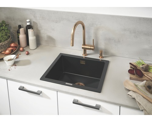 Küchenszene mit schwarzem Spülbecken und Armatur