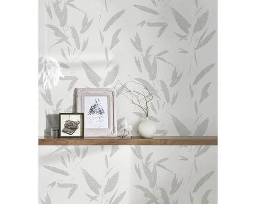 Wandgestaltung mit Tapete und Blattmuster im Wohnraum.