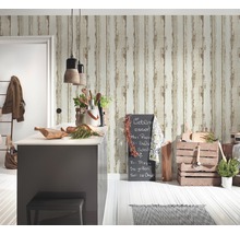 Küche mit Kücheninsel, Holzkisten und Wandtapete in Holzoptik