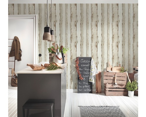 Küche mit Kücheninsel, Holzkisten und Wandtapete in Holzoptik