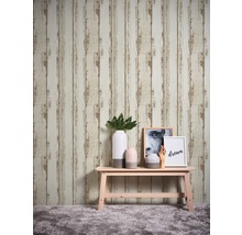 Wandgestaltung mit Holzoptik-Tapete, Dekoration und kleinem Tisch