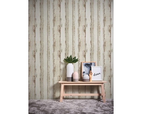 Wandgestaltung mit Holzoptik-Tapete, Dekoration und kleinem Tisch