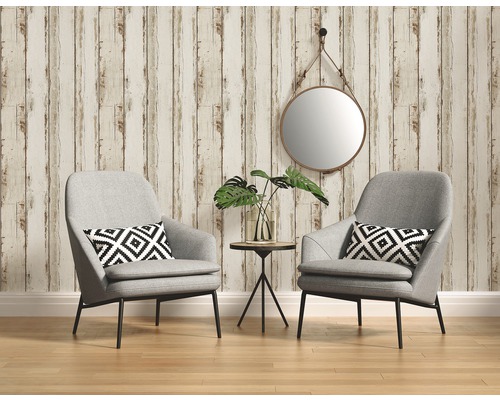 Wohnzimmergestaltung mit zwei Sesseln, Beistelltisch, Spiegel und Holzpaneel Tapete