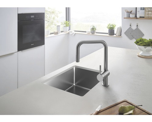 Küchenspüle mit Armatur auf Arbeitsplatte in moderner Küche.