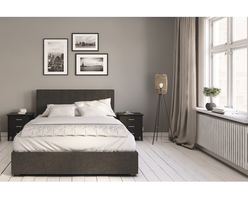 Chambre avec lit, tables de chevet, lampadaire et décoration