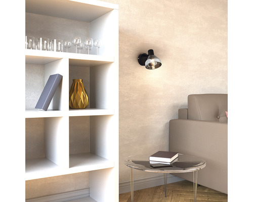 Wohnzimmer mit Wandleuchte, Regal, Tisch und Couch