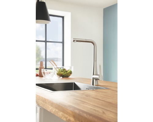 Évier de cuisine en acier inoxydable avec robinet sur un plan de travail en bois