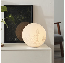 Lampe de table décorative avec motif floral sur un buffet