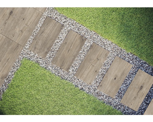 Gartenweg mit Steinplatten, Kies und Rasen