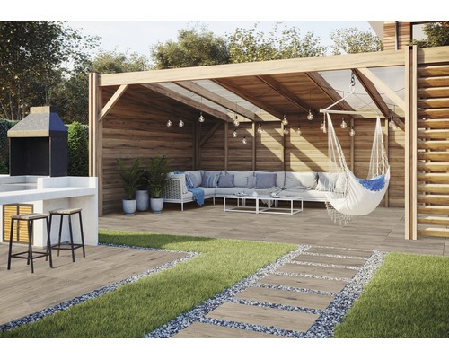 FLAIRSTONE Feinsteinzeug Terrassenplatte Wood Light Marrone rektifizierte Kante 80 cm x 40 cm x 2 cm Outdoor-Szene mit Grillplatz, Pavillon, Lounge-Bereich und Terrassenplatten