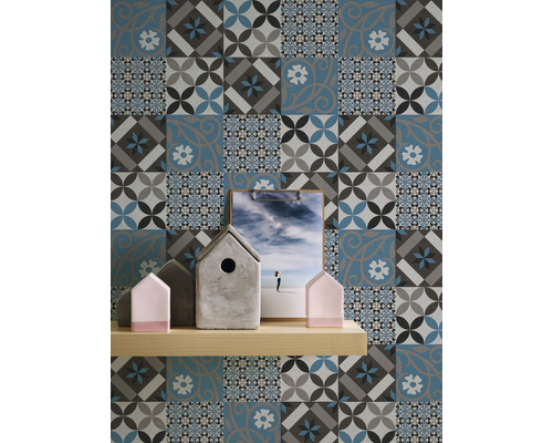 Fliesenmuster-Tapete mit Dekorationsgegenständen auf einem Regal