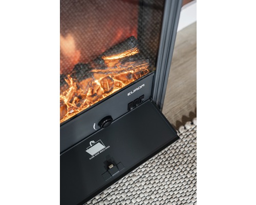 Nahaufnahme eines elektrischen Kamins mit Bedienelementen und Flammeneffekt