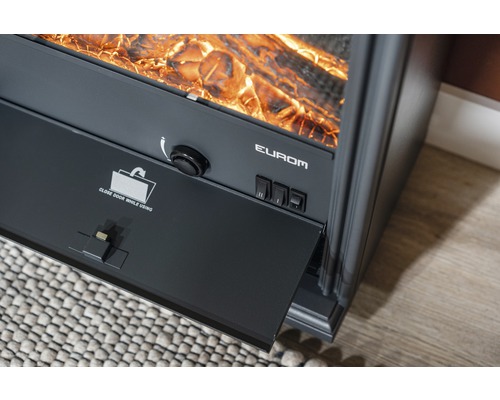 Nahaufnahme eines elektrischen Kamins mit Bedienelementen und Warnhinweis zum Schließen der Tür während des Gebrauchs, Hersteller Eurom