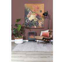 Wohnzimmer mit Teppich, Sessel, Zimmerpflanze, Elektrokamin, Stehlampe und Wandbild