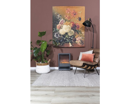 Wohnzimmer mit Teppich, Sessel, Zimmerpflanze, Elektrokamin, Stehlampe und Wandbild