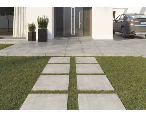 Gartenweg aus Betonplatten vor einem Wohnhaus mit Rasenfläche