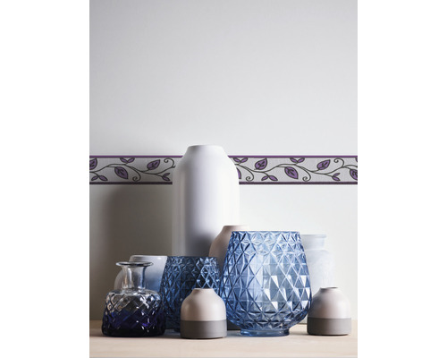 Dekorative Bordüre mit floralem Muster und verschiedene Vasen