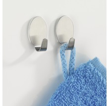 Zwei Handtuchhaken aus Metall mit Handtuch an der Wand