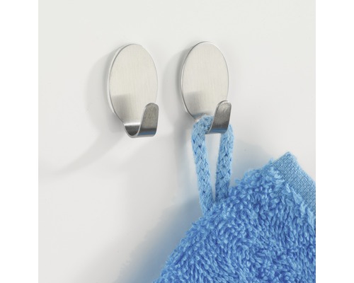 Deux crochets à serviettes métalliques avec une serviette sur le mur