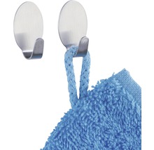 Zwei silberfarbene Handtuchhaken aus Metall, einer mit einem blauen Handtuch daran