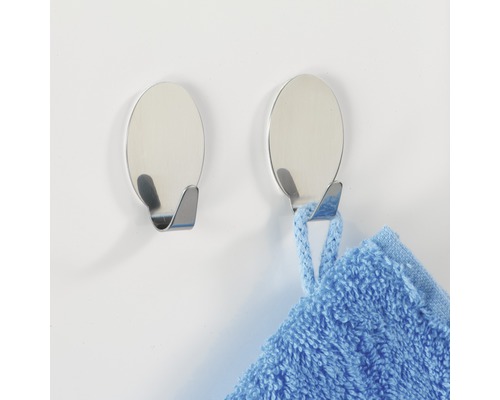 Deux crochets à serviettes en acier inoxydable avec une serviette bleue suspendue