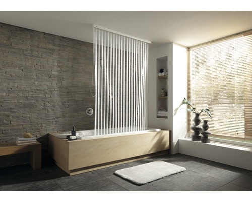 Duschrollo für Kassette Kleine Wolke 128 x 240 weiß 100 Streifen ohne Kassette Modernes Badezimmer mit Badewanne, Duschvorhang und Steinwand