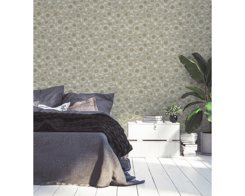 Schlafzimmer mit Bett vor floral gemusterter Tapete