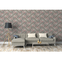 Wohnzimmer mit Sofa, Tisch und Wandgestaltung mit Fliesenmuster Tapete