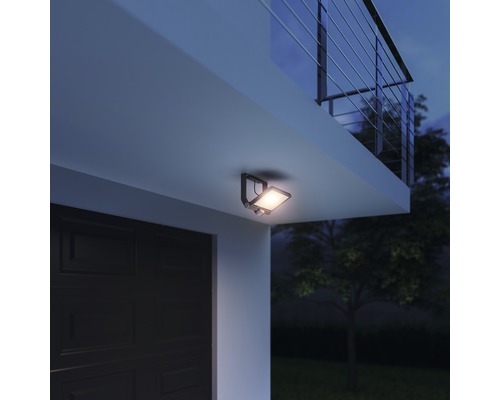 Außenleuchte mit Bewegungsmelder an einer Hauswand montiert